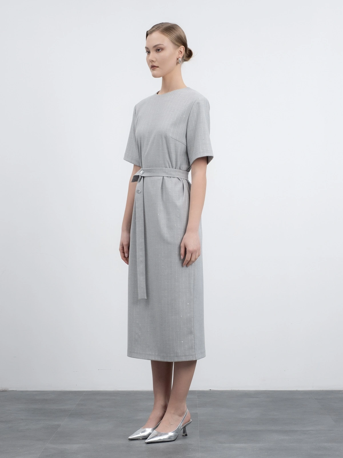 Серое платье в полоску с пайетками