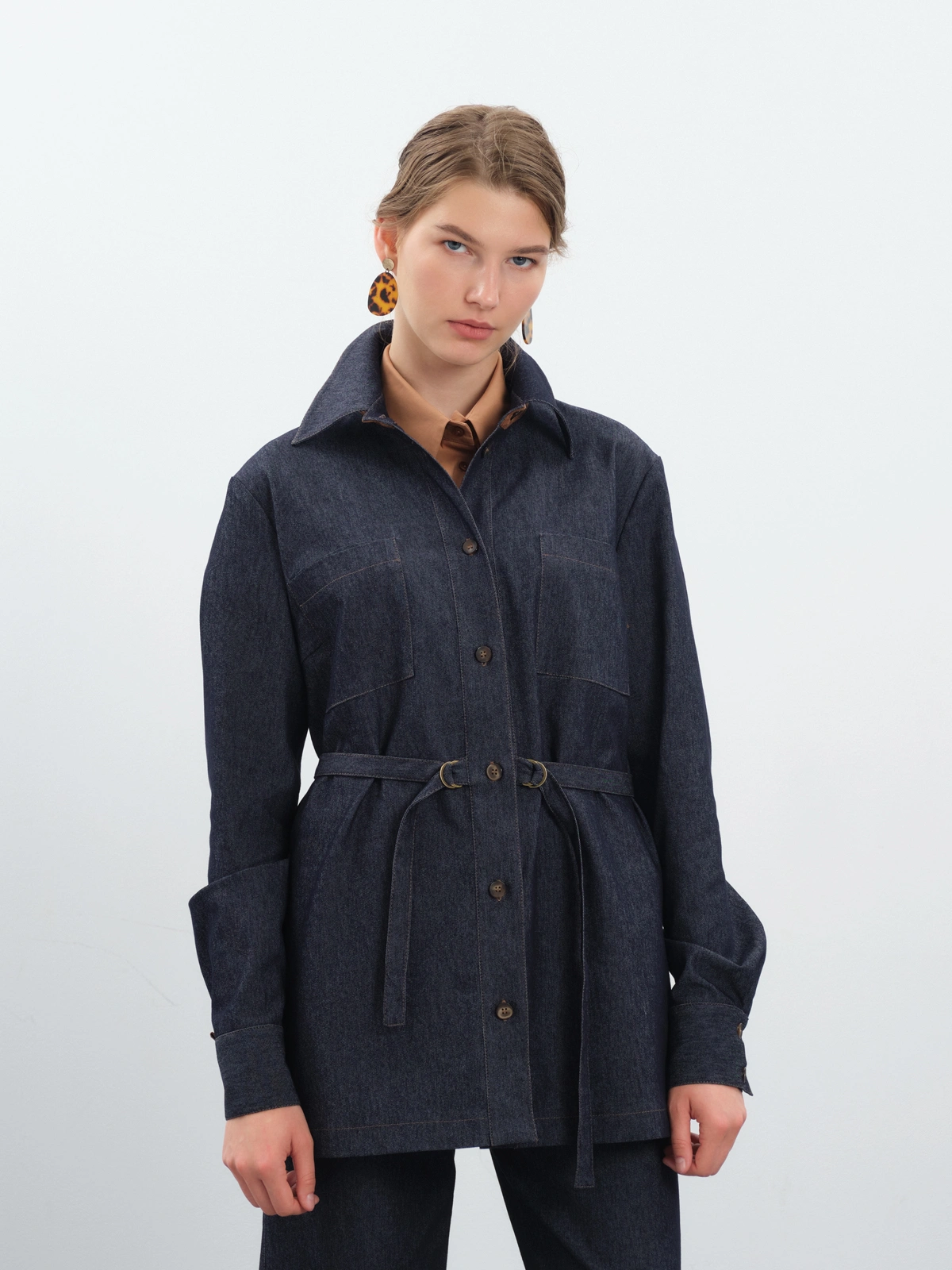 Темно-синяя рубашка из денима