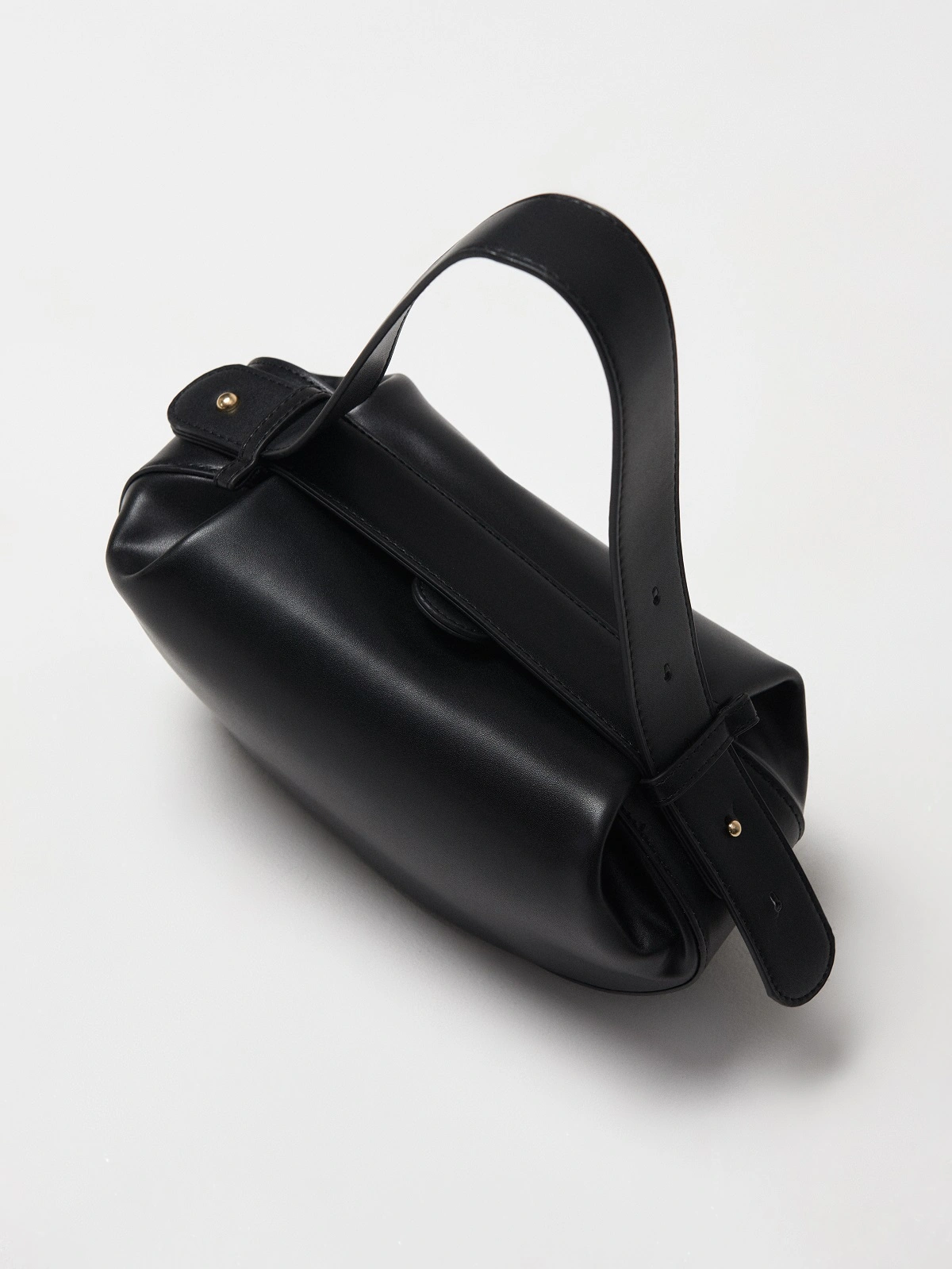 Овальная сумка в черном цвете