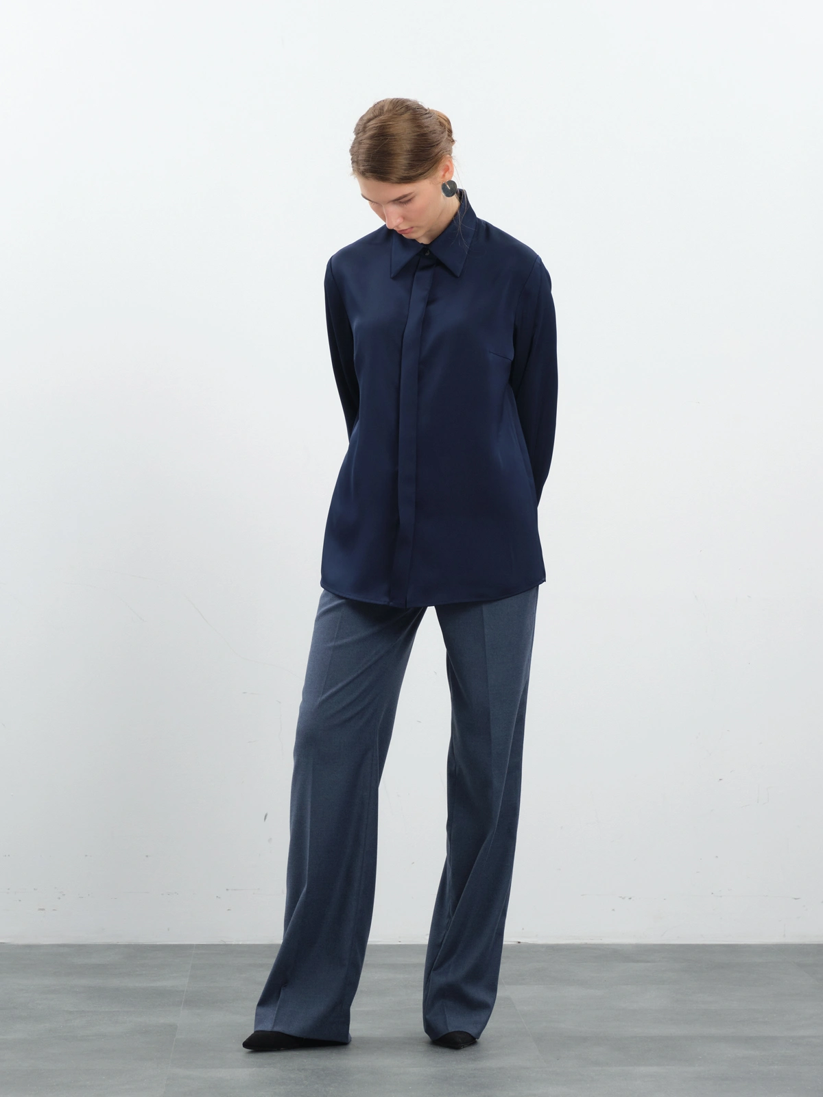 Прямые брюки в синем оттенке