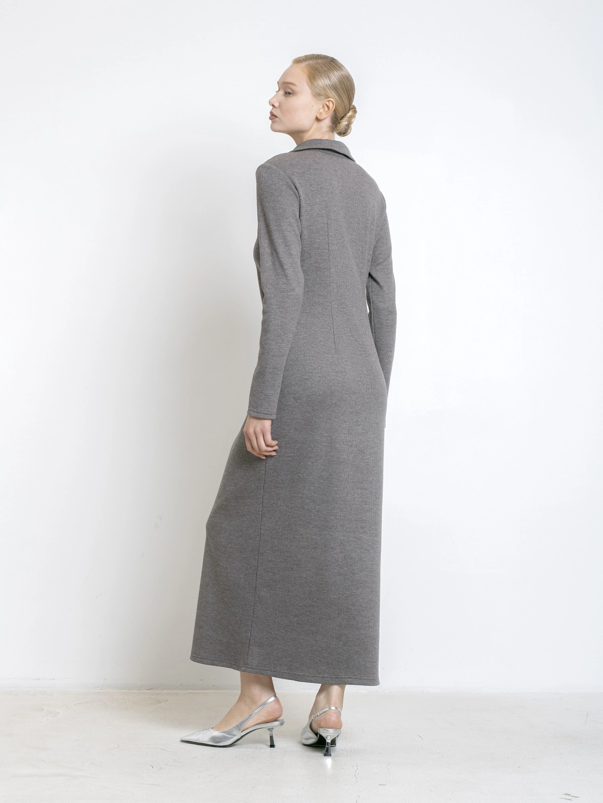 Трикотажное серое платье