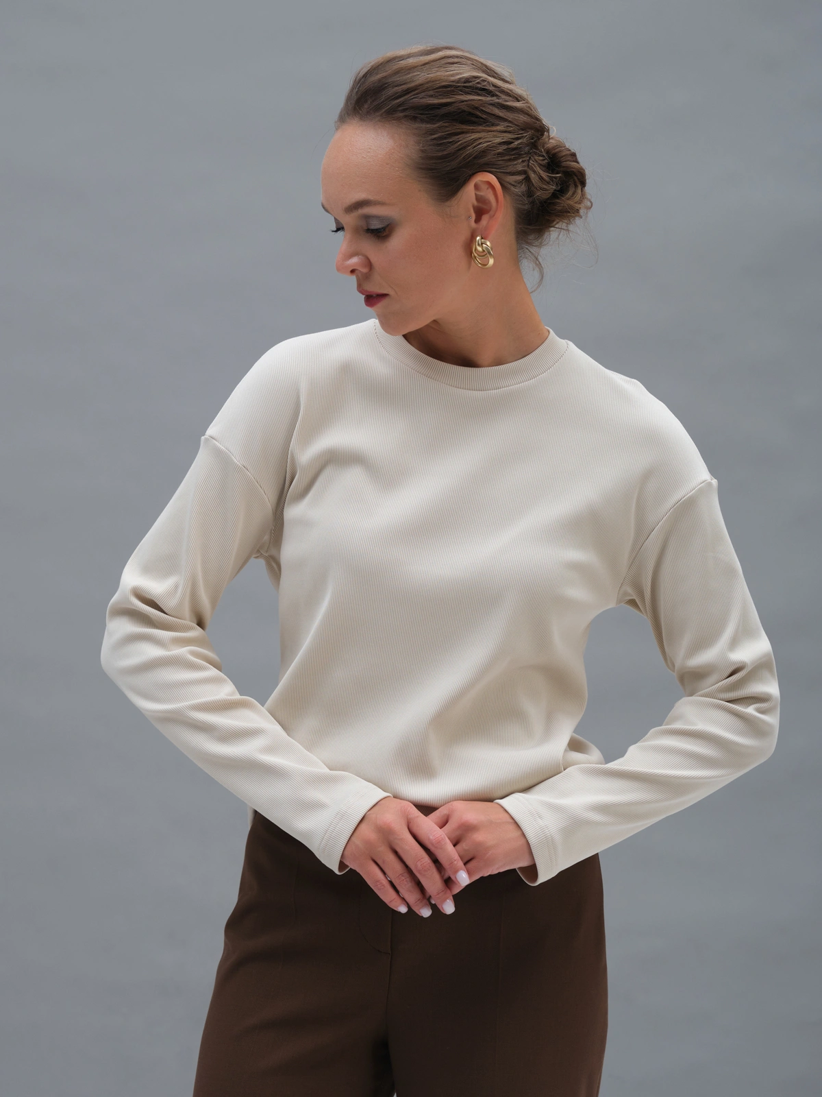 Бежевый утепленный лонгслив в рубчик