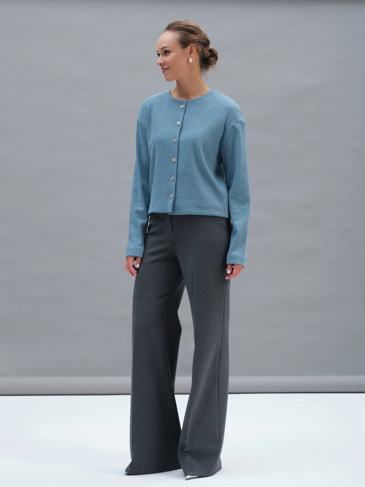 Серые расклешенные брюки