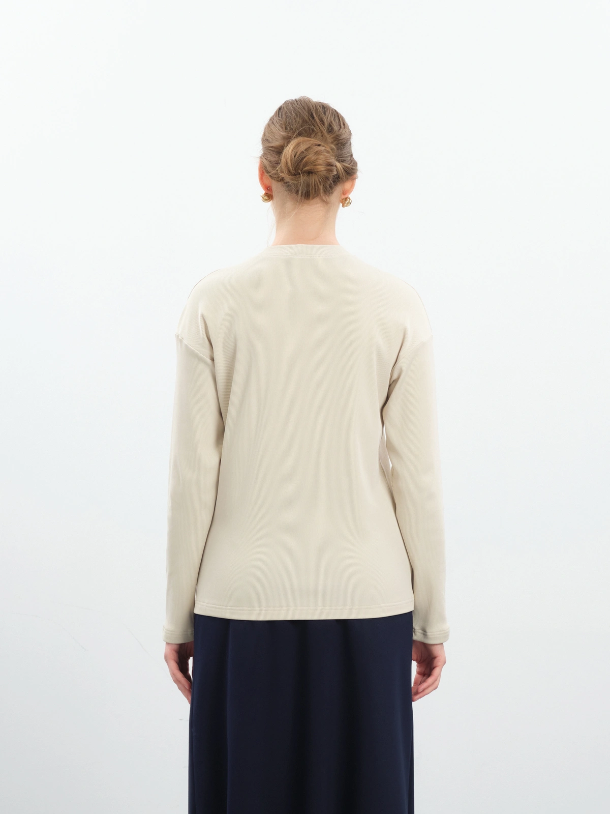 Бежевый утепленный лонгслив в рубчик