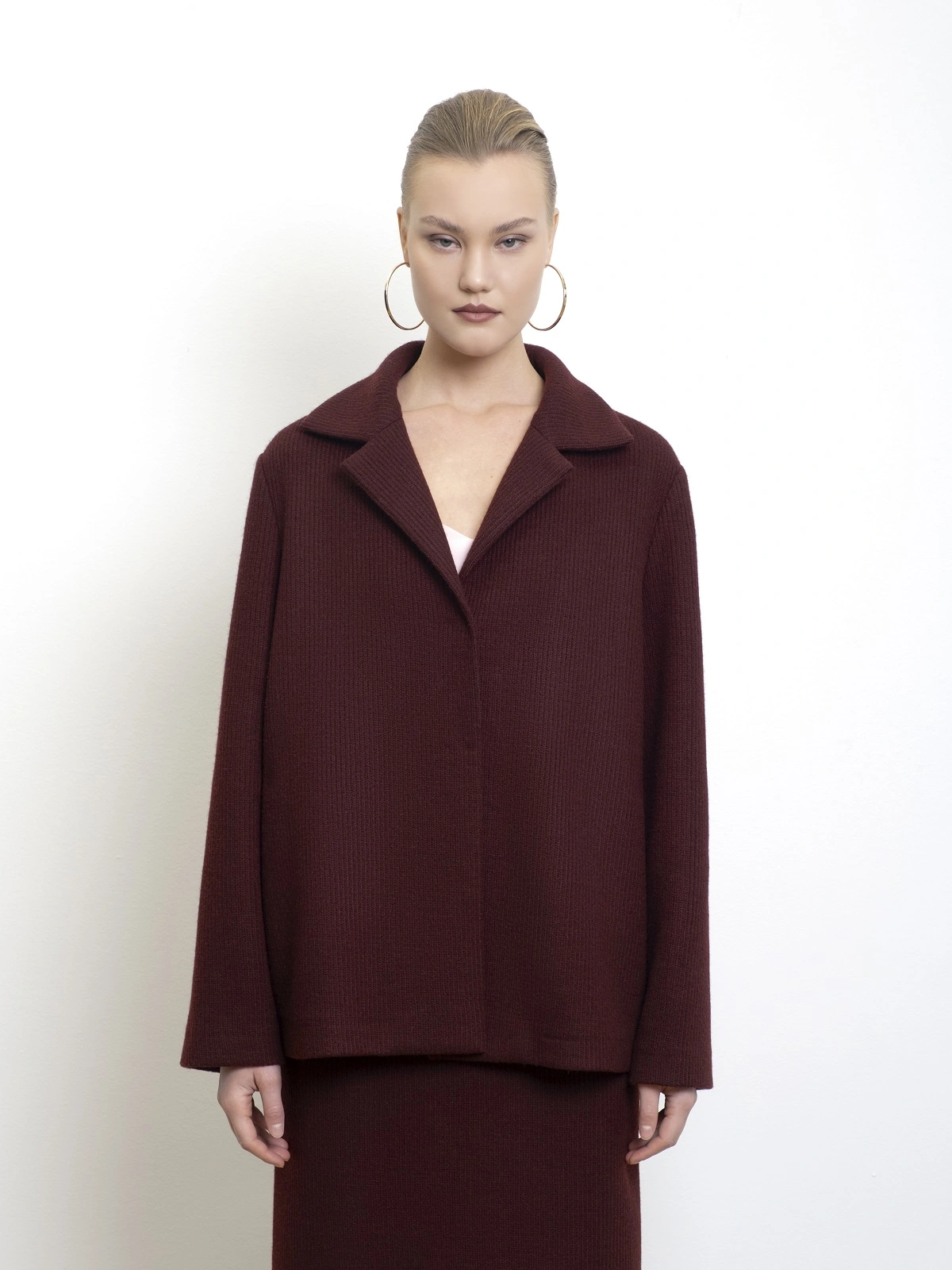 Бордовый жакет из трикотажа