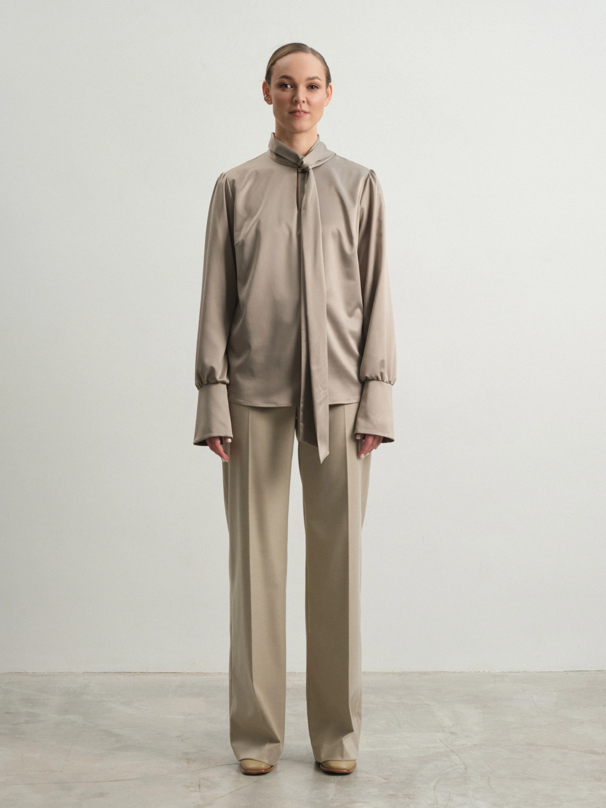 Бежевые брюки на резинке Bergenia