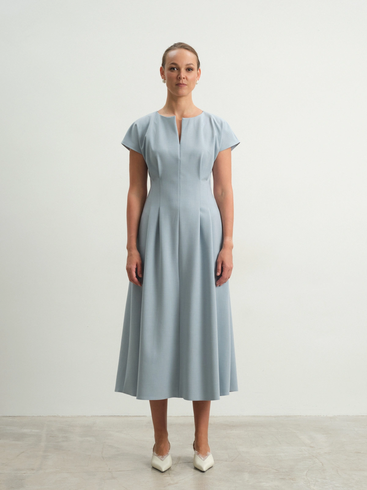 Голубое приталенное платье Allure