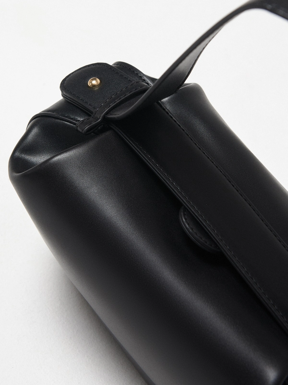 Овальная сумка в черном цвете