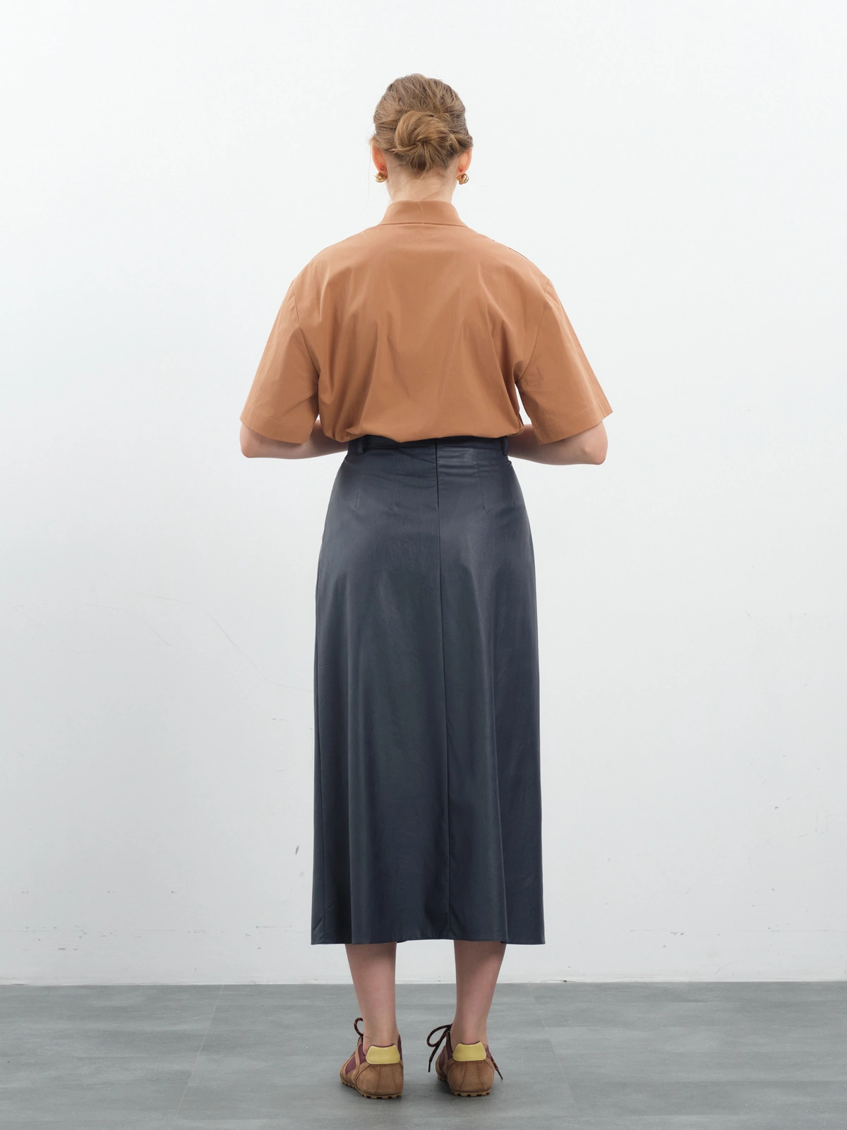 Синяя юбка с клином из экокожи