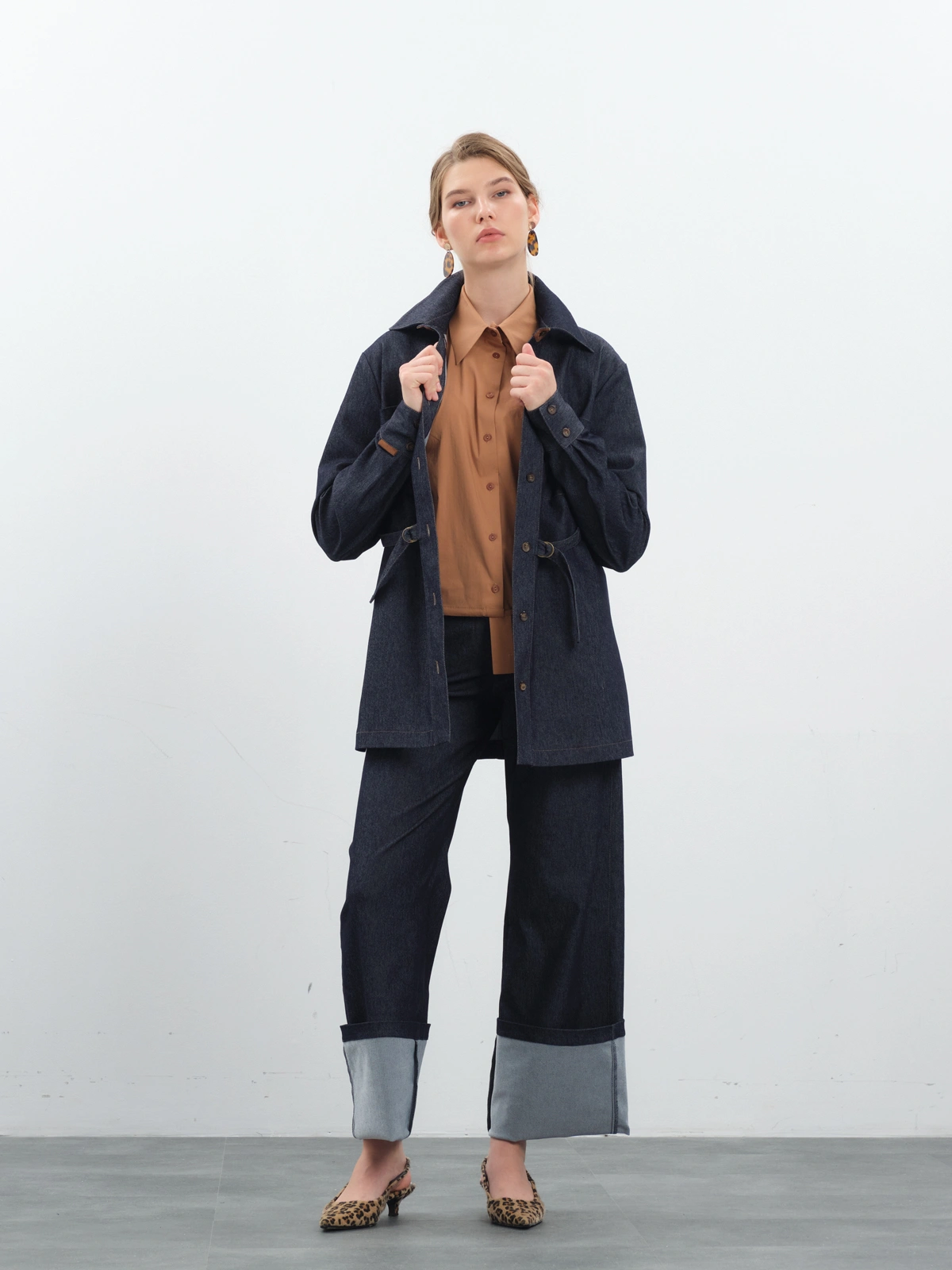 Темно-синяя рубашка из денима