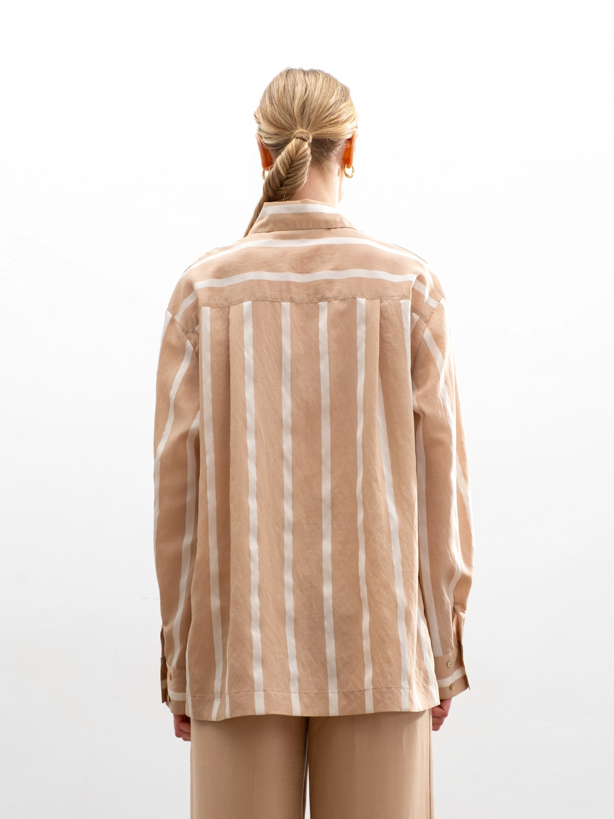 Бежевая рубашка в полоску