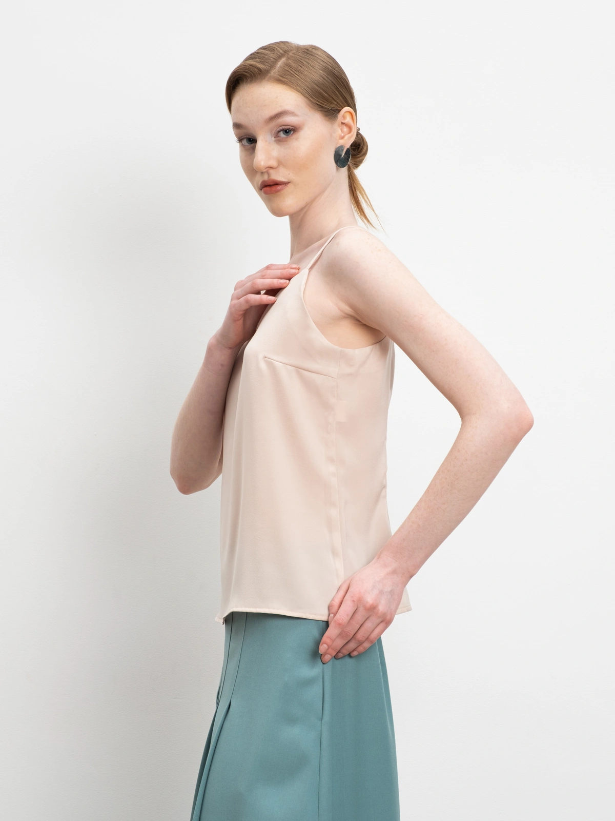 Бежевый топ на бретелях