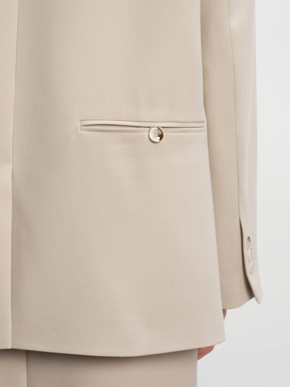 Бежевый жакет оверсайз