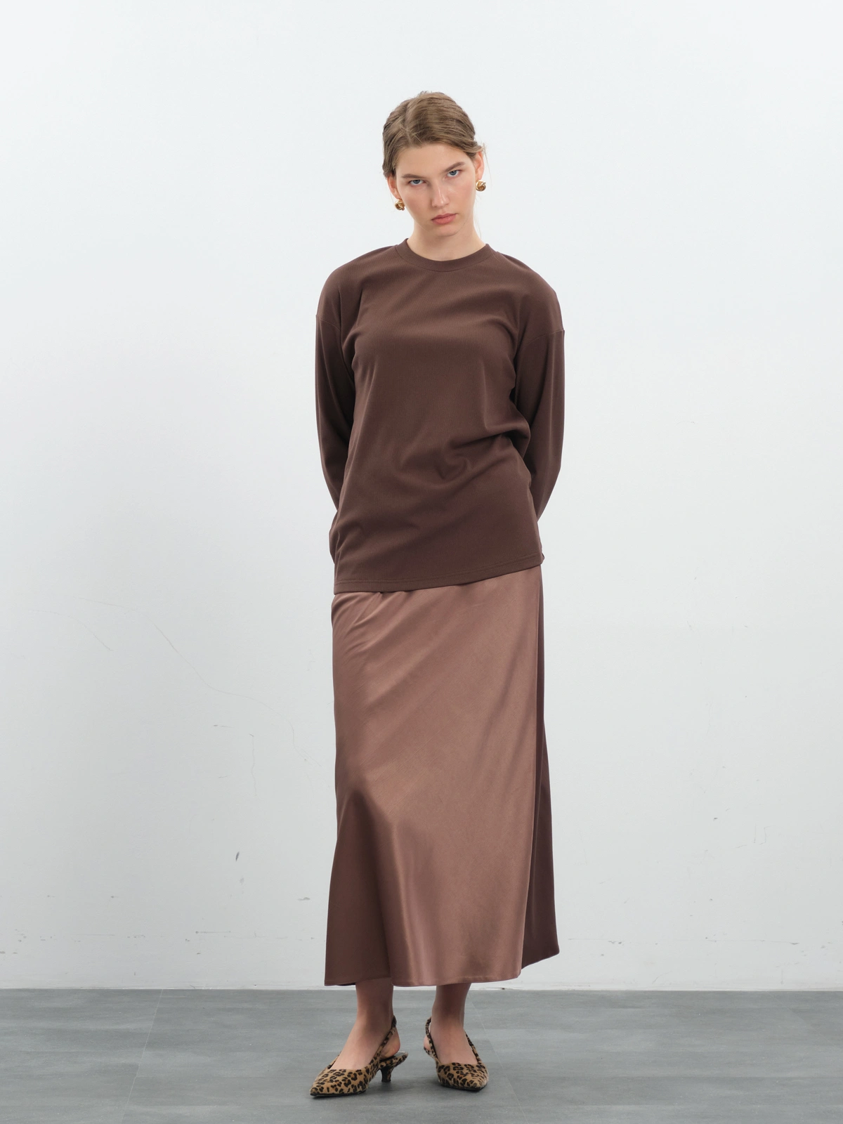 Шоколадный утепленный лонгслив в рубчик