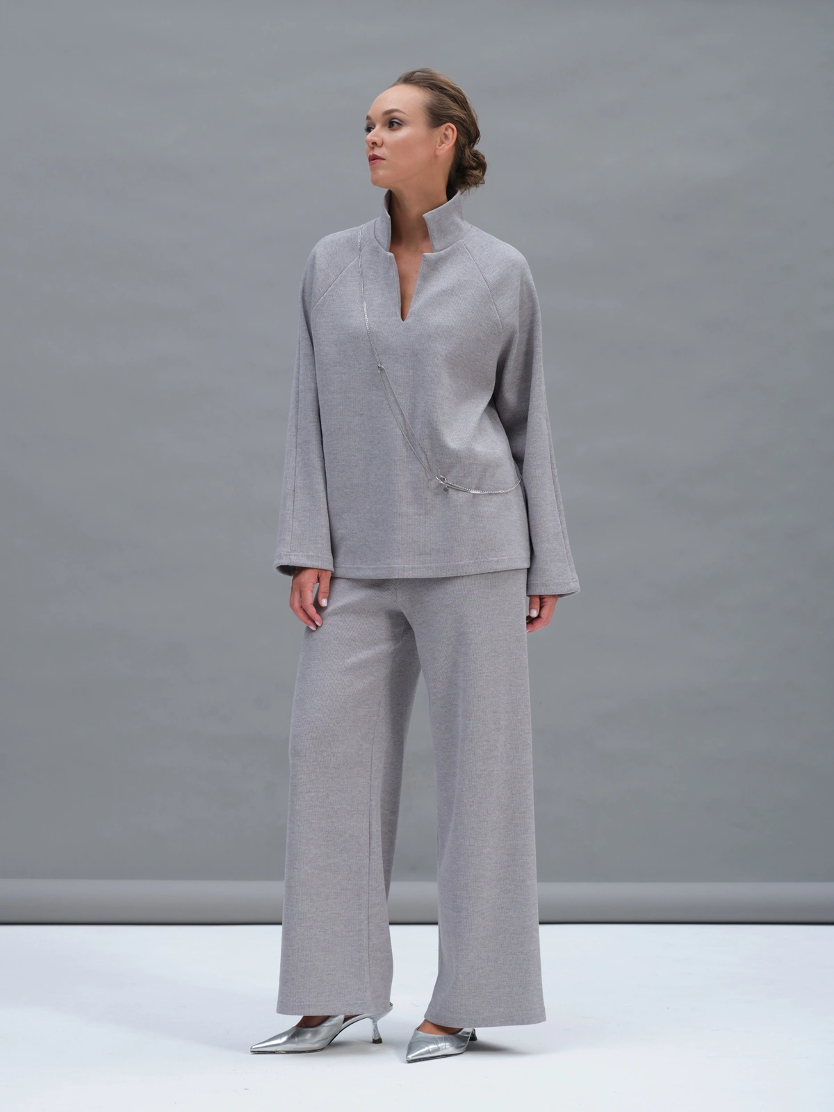 Серые трикотажные брюки