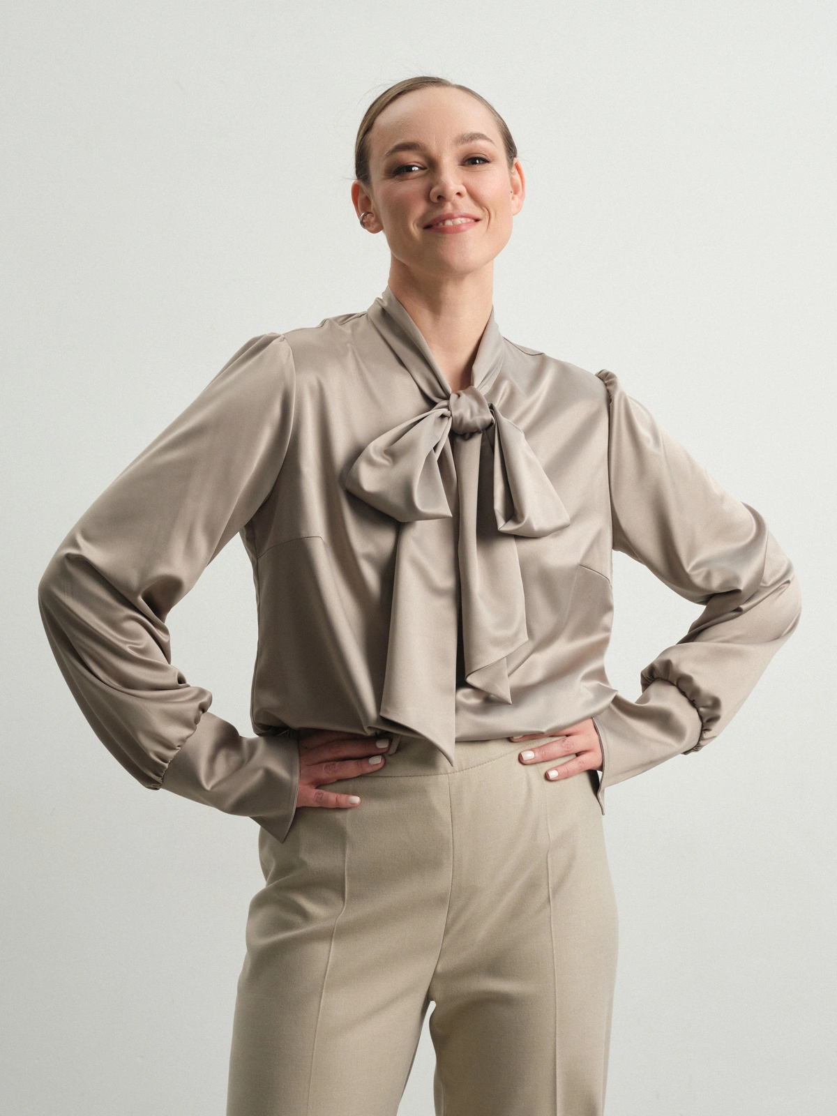 Бежевая блуза с бантом Lungwort