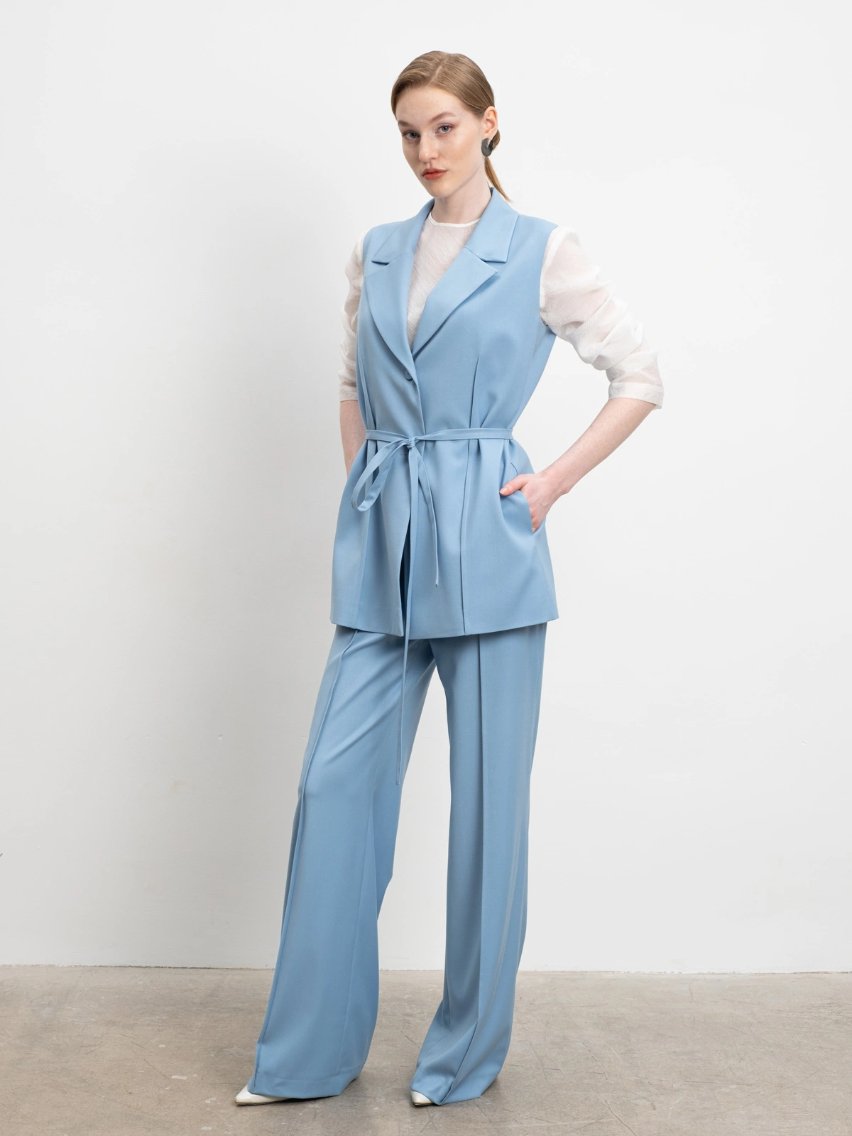 Голубые расклешенные брюки