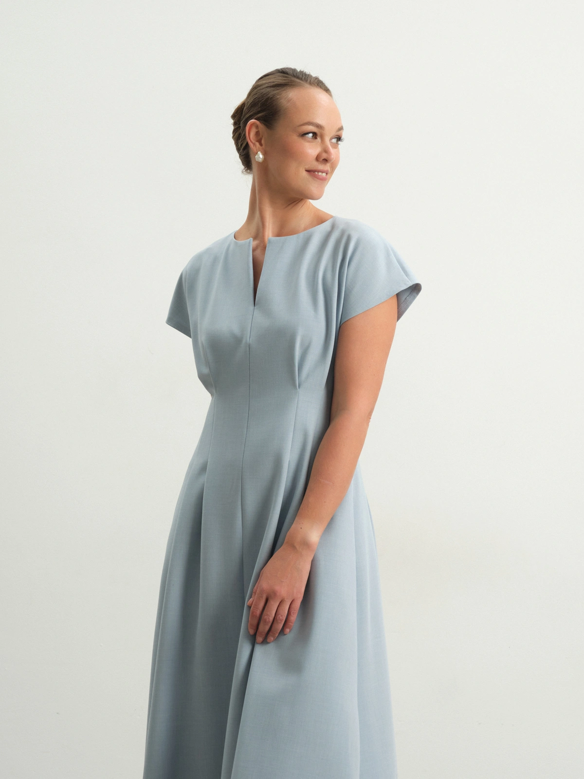 Голубое приталенное платье Allure