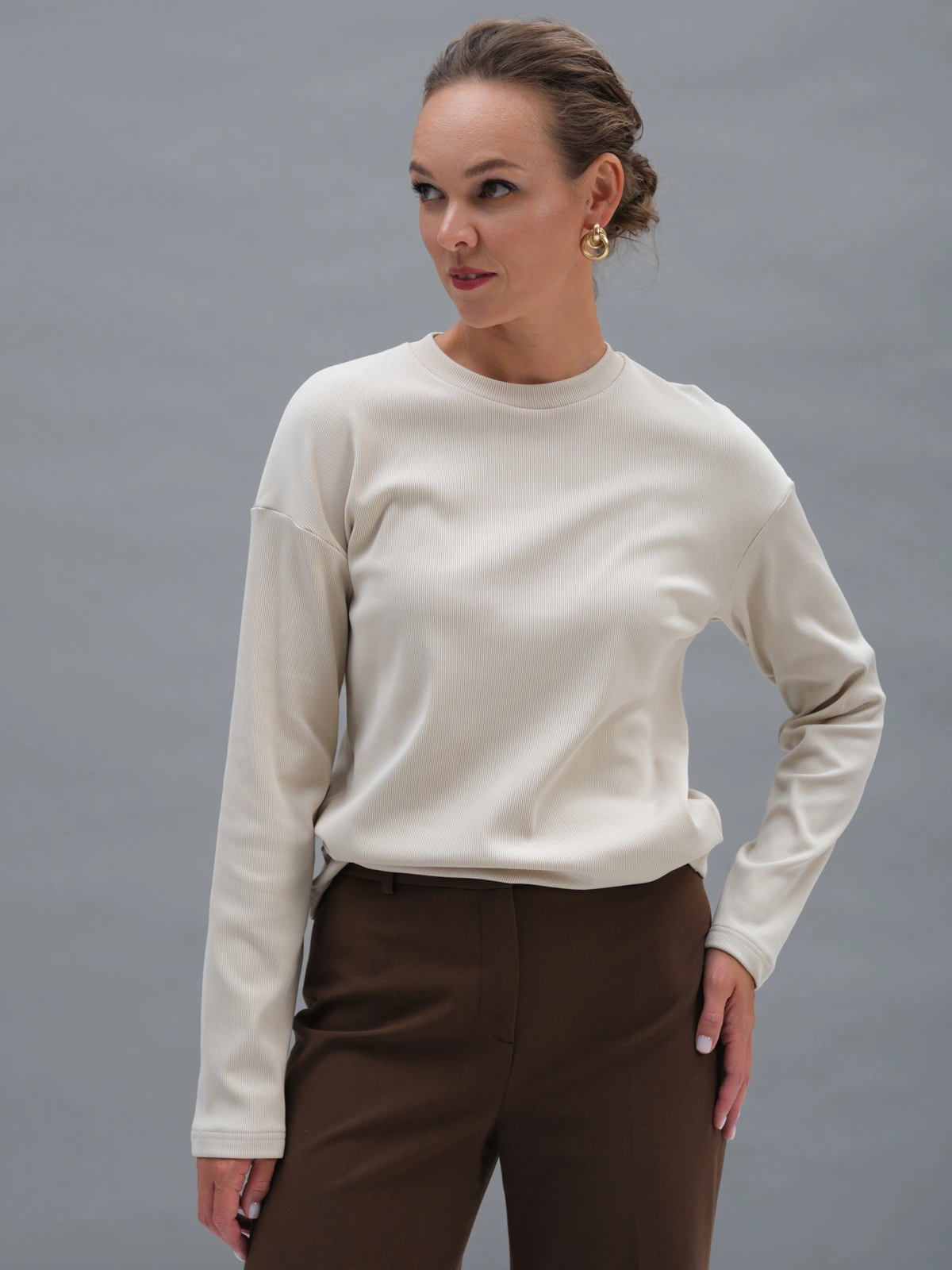 Бежевый утепленный лонгслив в рубчик