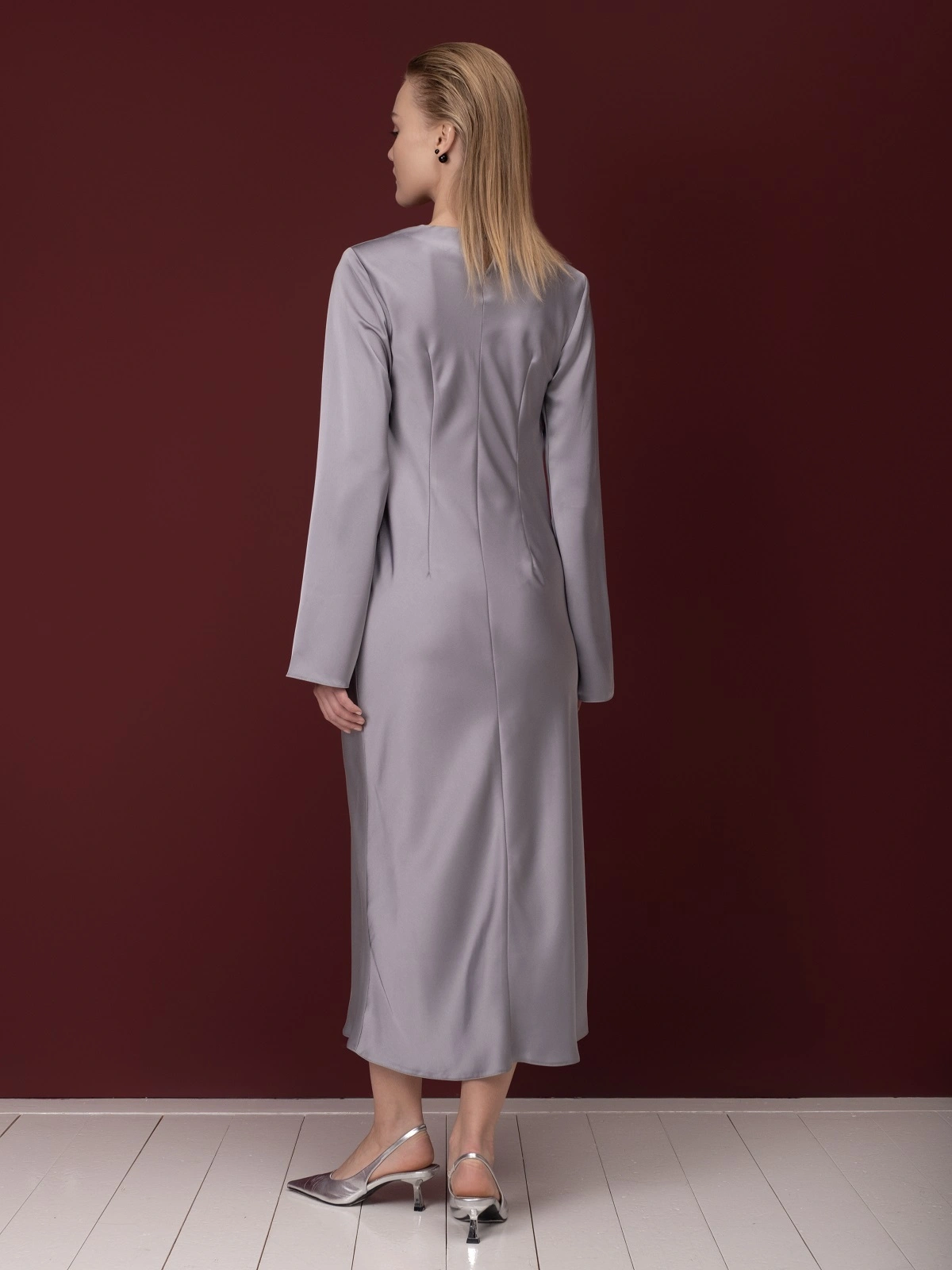 Серое сатиновое платье со сборкой