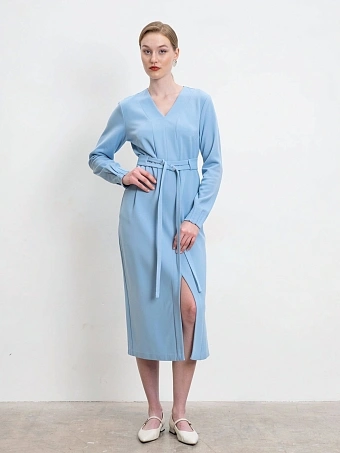 Голубое платье с поясом на кольцах