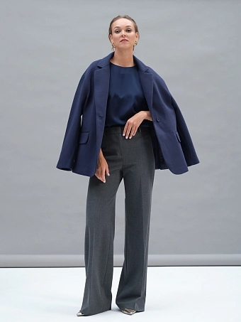 Серые расклешенные брюки