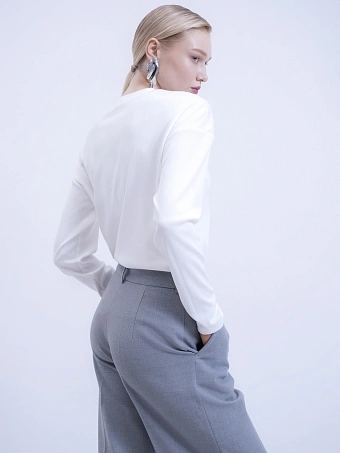 Белый лонгслив в рубчик