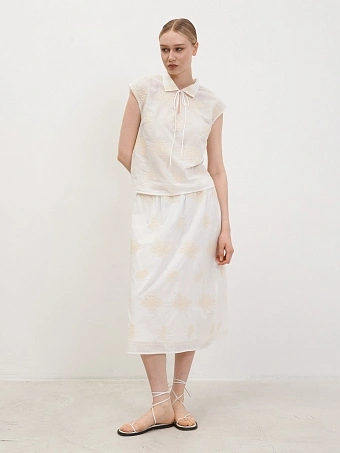 Молочная юбка с вышивкой