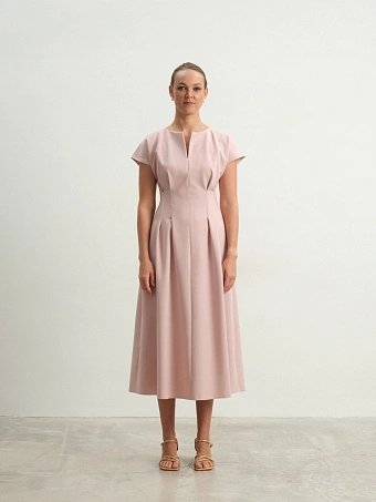 Розовое приталенное платье Charm