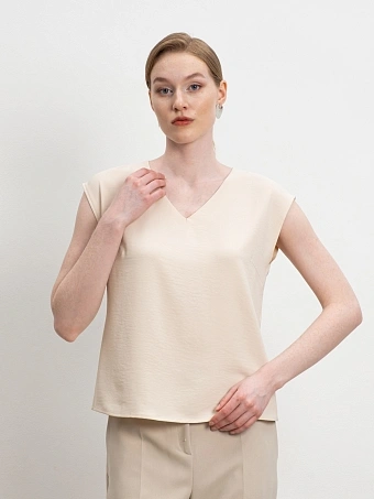 Бежевый топ с вырезом