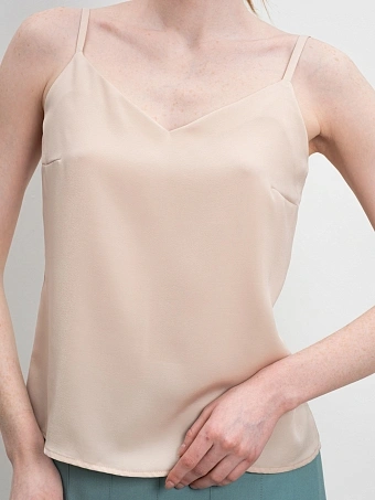 Бежевый топ на бретелях