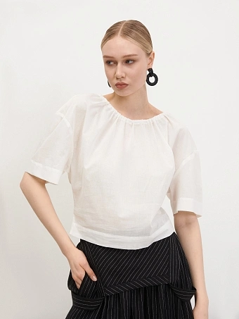 Молочная блуза со сборкой