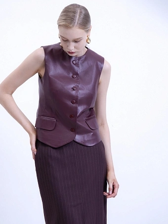 Бордовый жилет из экокожи