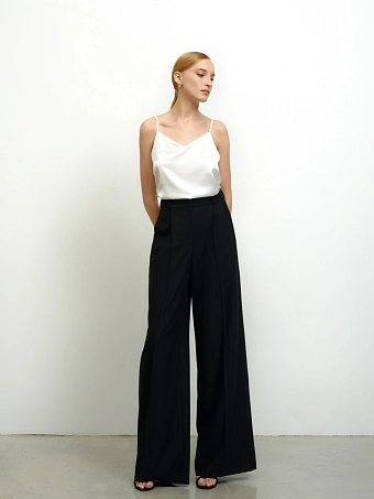 Белый топ на бретелях