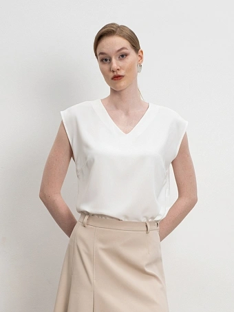 Белый топ с вырезом