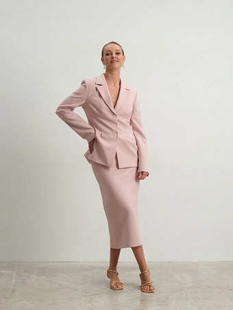 Розовый приталенный жакет Charm