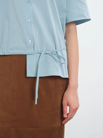 Голубая блуза с асимметричным низом