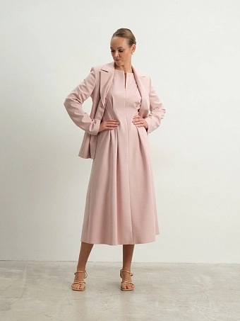 Розовое приталенное платье Charm