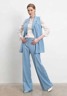 Голубые расклешенные брюки