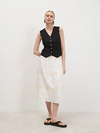 Молочная юбка с вышивкой