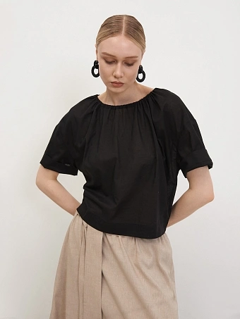 Черная блуза со сборкой