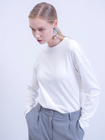 Белый лонгслив в рубчик