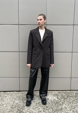 Зауженные брюки из экокожи