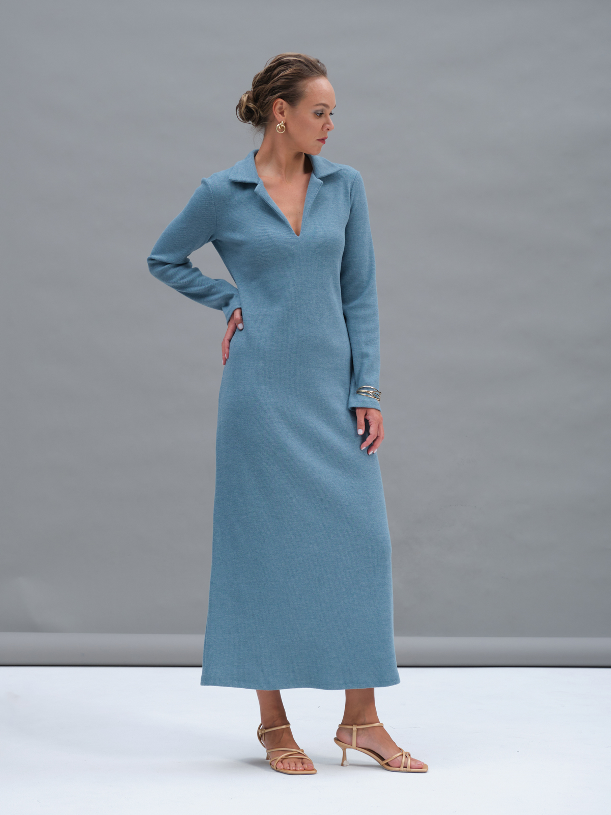 Голубое трикотажное платье