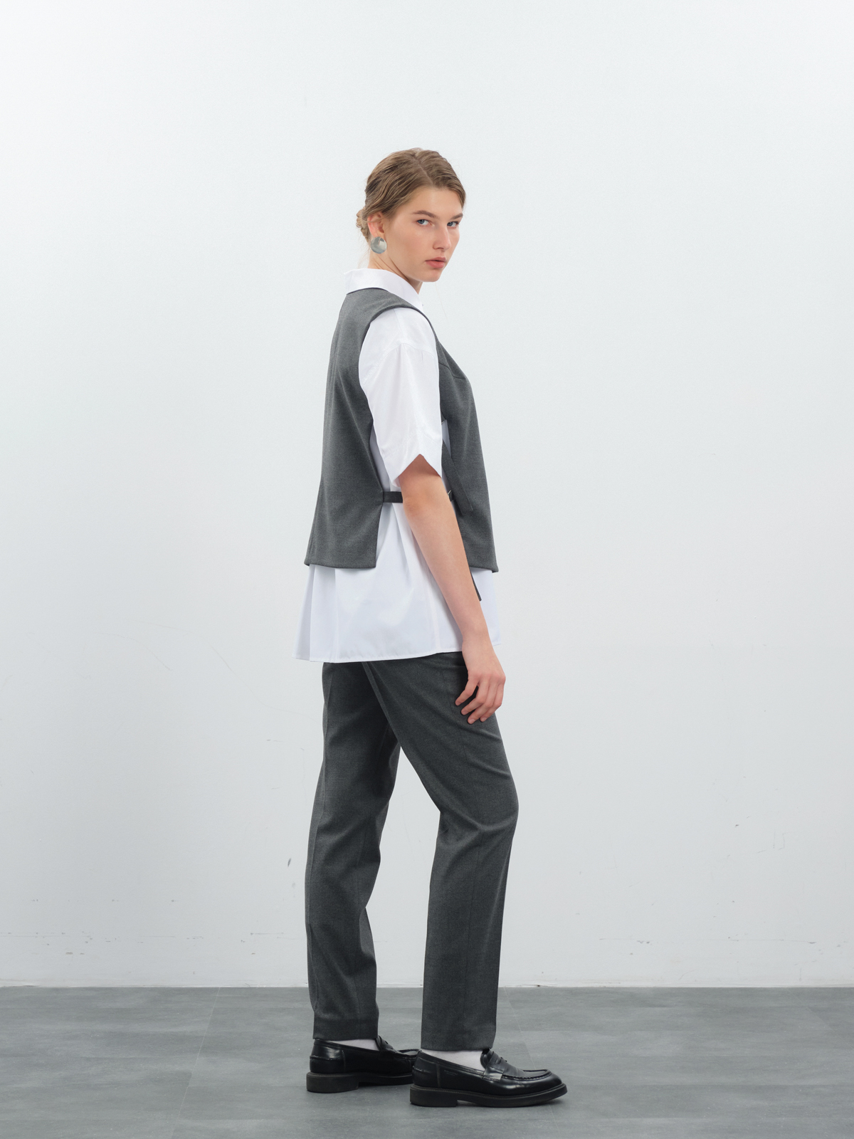 Серые зауженные брюки