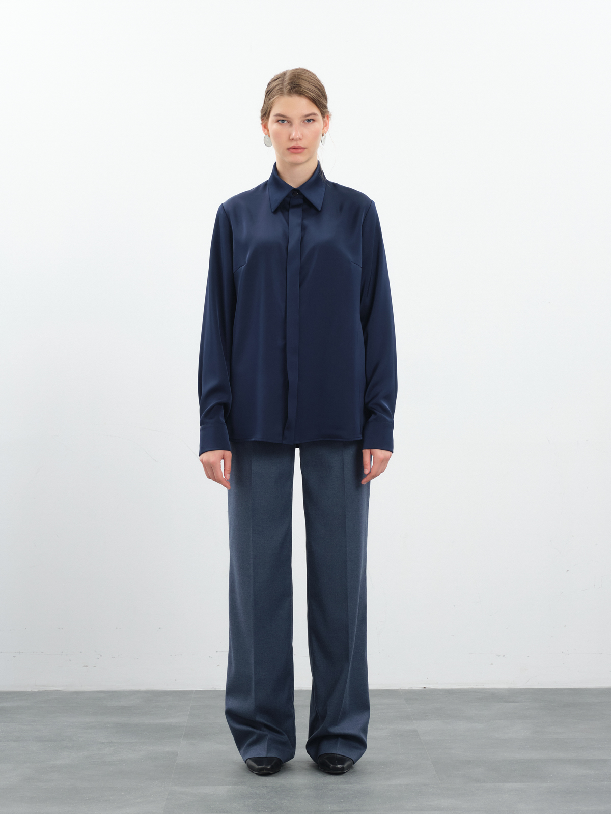 Прямые брюки в синем оттенке