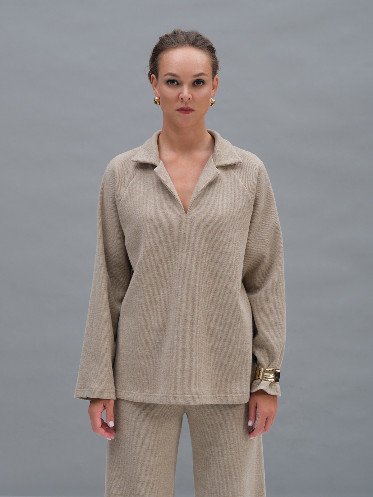 Бежевый трикотажный лонгслив-поло