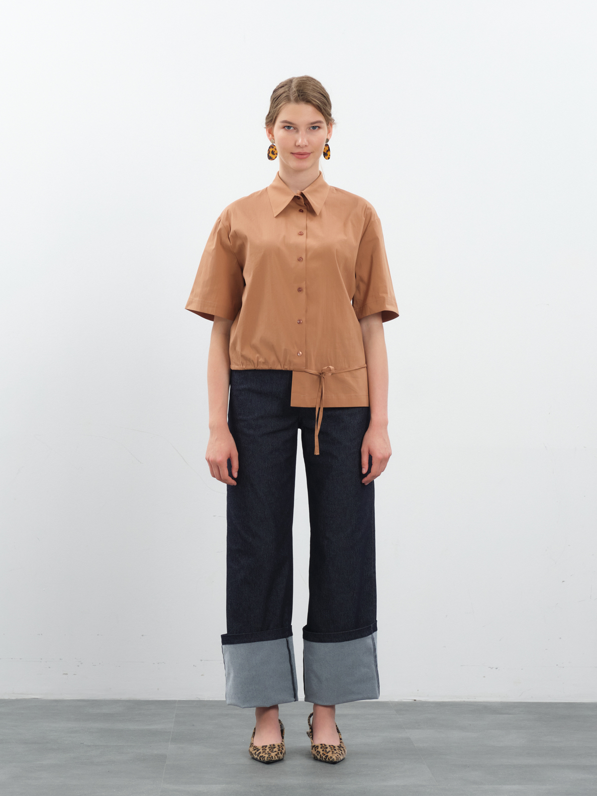 Коричневая блуза с асимметричным низом