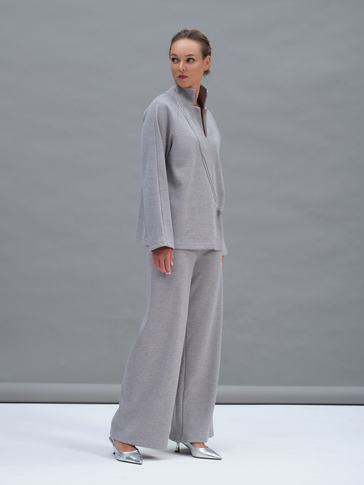 Серые трикотажные брюки