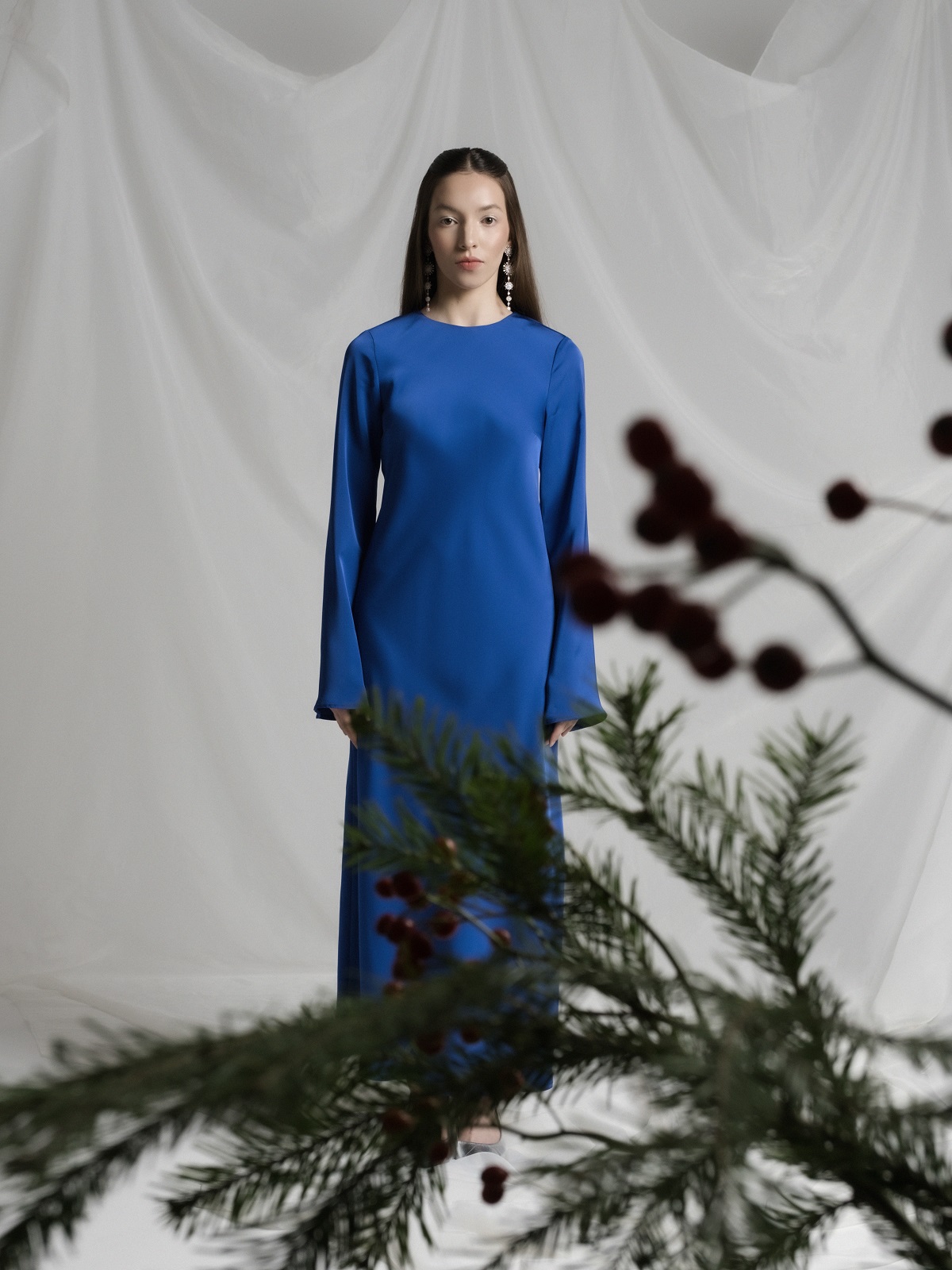 Синее сатиновое платье